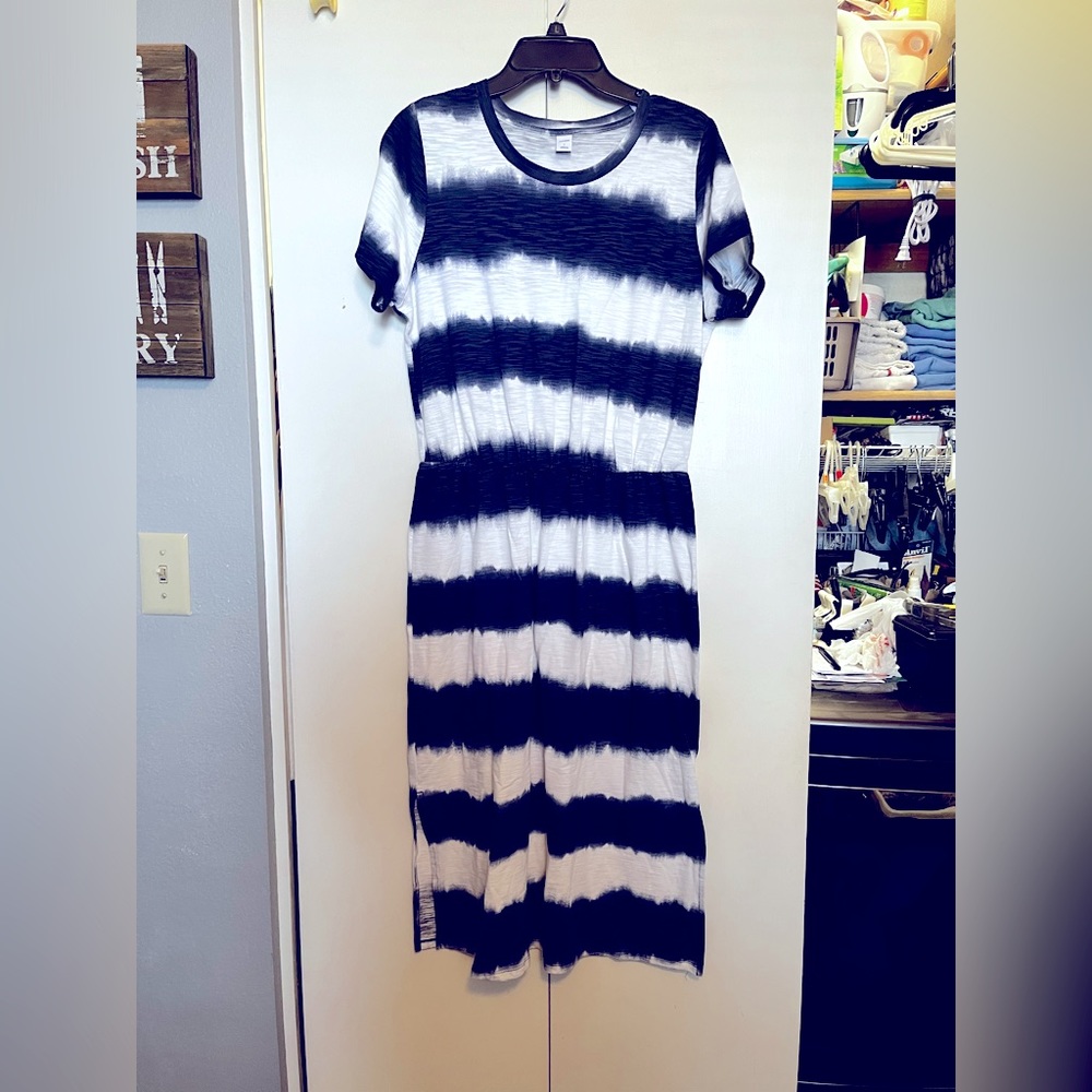 Women’s Long t-shirt dress with elastic waist. Sz Lg